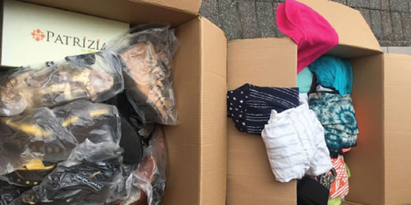 donación de dos cajas de ropa y zapatos